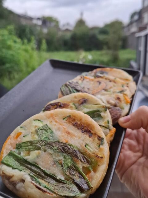 비 오는 날엔 역시 전이죠 ☔️🥢
창밖은 흐리고, 팬에서는 전이 노릇노릇 익어가는 오후. 오늘은 애호박, 버섯, 당근, 부추를 넣어 작은 채소전을 부쳤어요. 따끈할 때 간장에 살짝 찍어 먹으면 정말 맛있답니다.
한국에서는 비 오는 날이면 유난히 전이 생각나요. 여러분도 빗소리를 들으면 떠오르는 음식이 있나요?
Op een regenachtige dag krijg ik altijd zin in jeon: hartige Koreaanse pannenkoekjes. Vandaag maakte ik kleine groentepannenkoekjes met courgette, paddenstoelen, wortel en bieslook. Het lekkerst zijn ze warm uit de pan, met een beetje sojasaus. ☔️
#전 #채소전 #비오는날음식 #KoreanJeon #KoreanFood KoreaansEten Groentepannenkoekjes Koreanfoodlovers